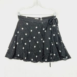 Rachel Black White Floral Daisies Pattern Summer Wrap Mini Skirt P4536